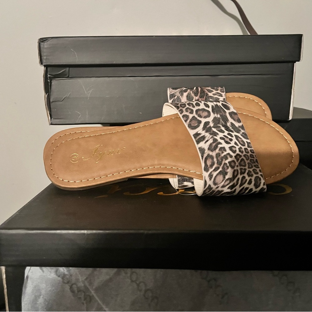 Leopard flip-flops